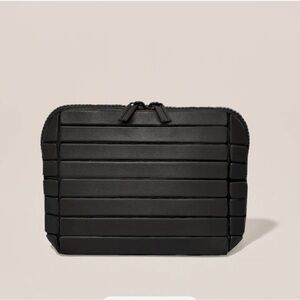 Small traveler in onyx